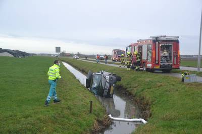 Auto in de sloot door botsing met vrachtwagen in Appeltern: twee gewonden