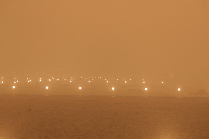 Het vliegveld van Las Palmas wordt door het zand aan het oog ontrokken.
