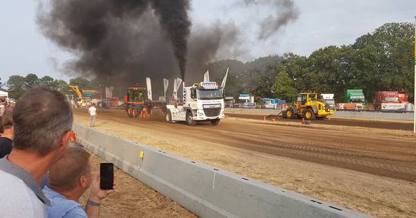 Brullende trucks en ronkende tractoren strijden om de (centi)meters in Cromvoirt