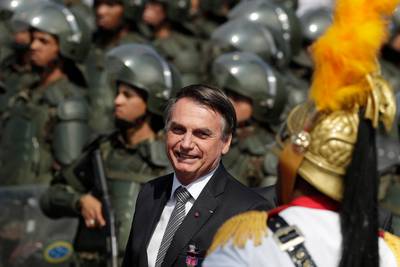 Bolsonaro pourrait envoyer l'armée pour lutter contre les incendies en Amazonie