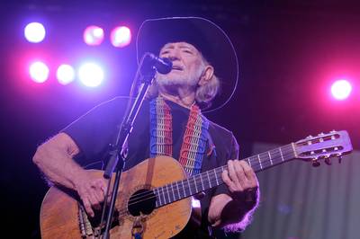 Willie Nelson weer ziek van podium af