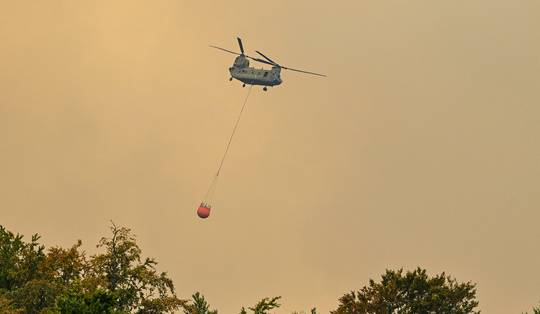 Duitse en Noorse helikopters in aantocht om te helpen bij blusacties Hoge Venen • Brandweerfederatie klaagt gebrek aan middelen aan