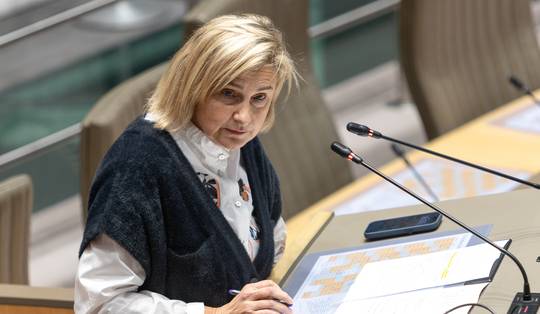 Minister Crevits (cd&v) stuurt gouverneur Decaluwé naar Oostende na ‘vernietigend’ rapport over schepen Charlotte Verkeyn (N-VA)