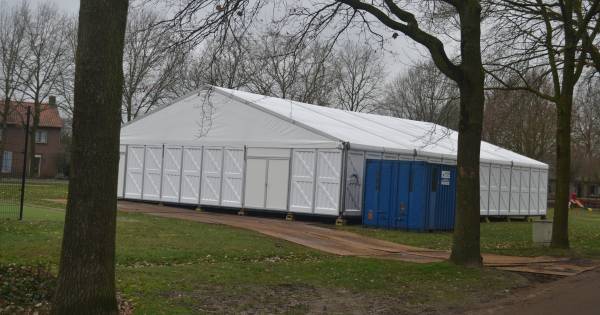 CV de Nachtgravers vieren carnaval in de feesttent op de Bé Kampsbrink in Overlangel - BD.nl