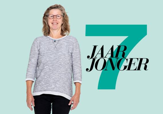 Nina (57) zegt dag tegen haar halflange blond-grijze haren