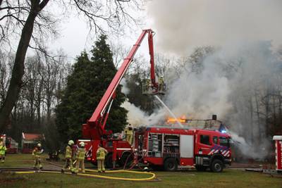 Brand verwoest rietgedekte woning op de Veluwe