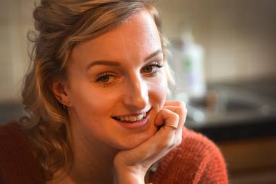 Rolstoel uit, Vierdaagse in: Sofie kon na ongeluk met paard niet meer lopen, nu wil zij mensen inspi